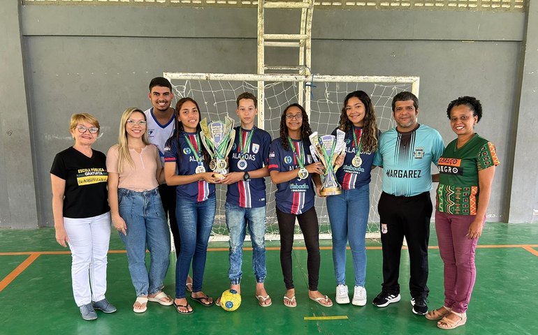Estudantes de escola pública fazem campanha para participar de competição internacional de Handebol