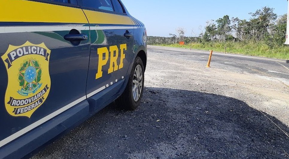 Criança é transportada sobre tanque de gasolina de motocicleta em Estância / Foto: Foto: PRF/ Divulgação