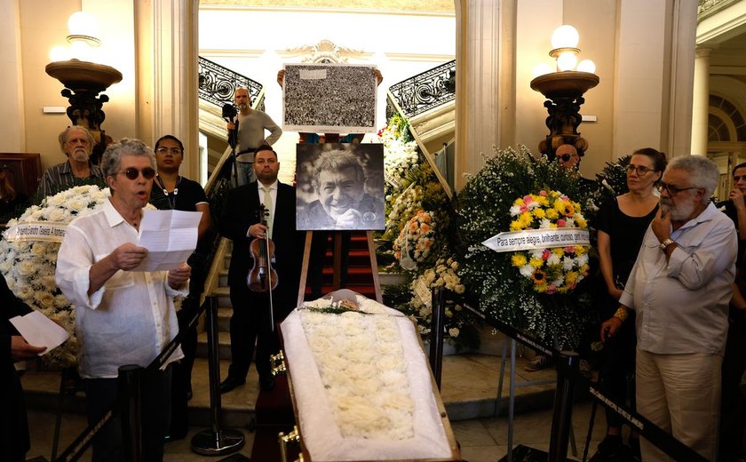 Familiares e amigos dão o último adeus ao fotógrafo Evandro Teixeira