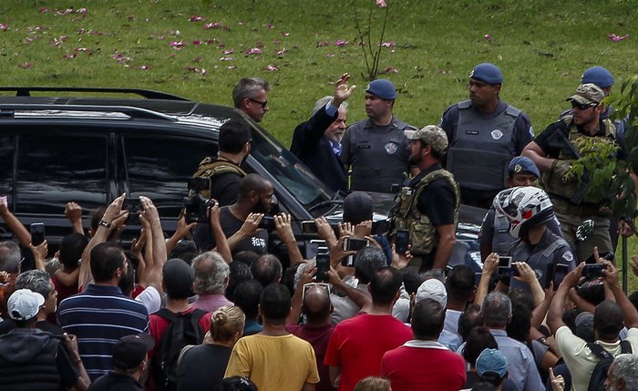 Lula chega escoltado por policiais ao velório - Foto: Miguel Schincariol/AFP