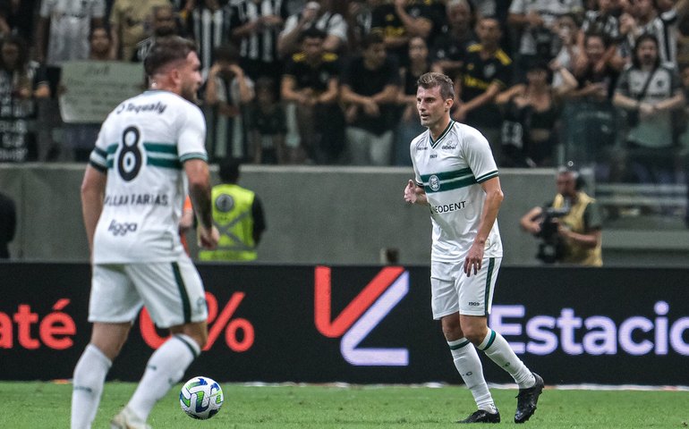 Atlético-MG leva virada do Coritiba e segue fora do G-6 do Brasileirão