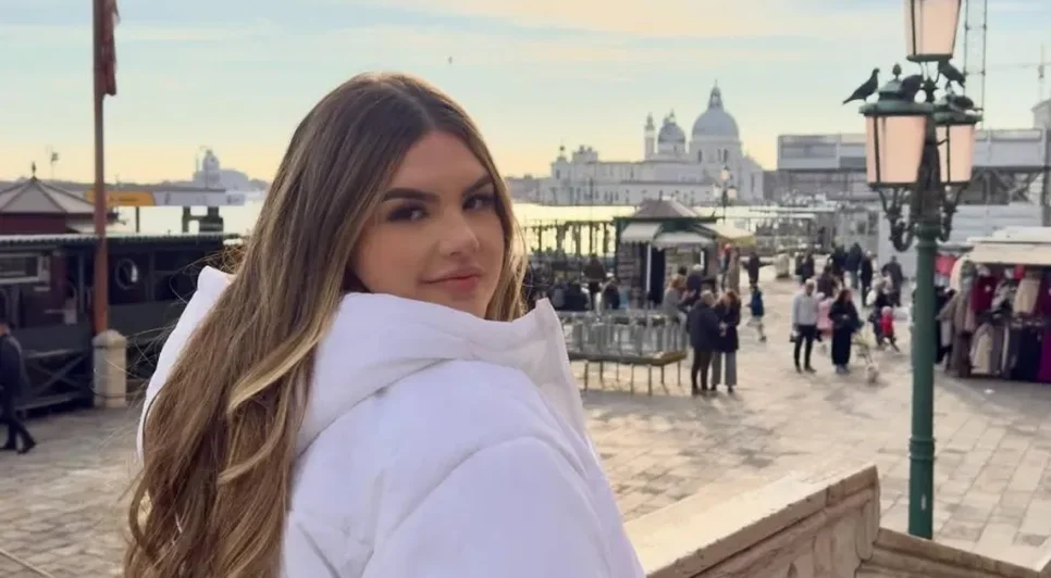 Jovem foi identificada como Julia Vitoria Sobierai Cardoso e tinha apenas 23 anos. Foto: Reprodução/Internet.