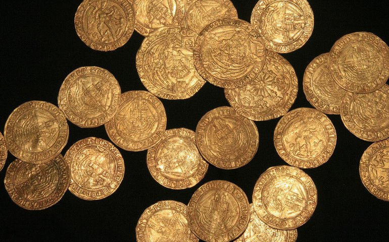Caminhantes descobrem acidentalmente moedas no valor de R$ 1,6 milhão perto da Polônia (FOTOS)