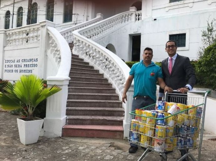 Lar São Domingos recebe latas de leite arrecadadas em seleção de estagiário da PGE