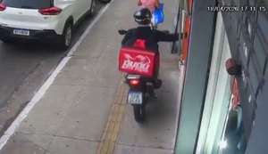 Criminoso arranca celular da mulher em segundos