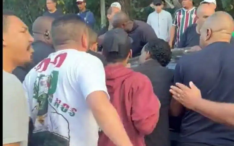 Antes de enfrentar o Flamengo, jogadores do Fluminense são alvo de protesto no centro de treinamento