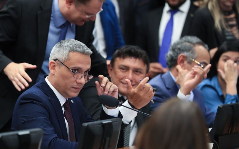 Câmara aprova suspensão de ação no STF contra Gustavo Gayer