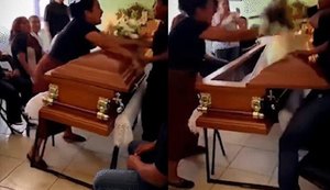 Mulheres entraram em confronto perto do caixão, que chegou a abrir durante a confusão. Foto: Reprodução/Internet.