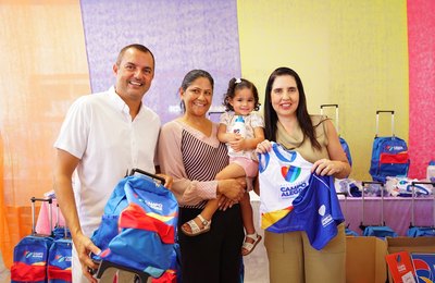 Prefeita Pauline Pereira dá continuidade a entrega de kits escolares para alunos de Campo Alegre