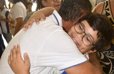Prefeito de Anadia visita unidades e leva acolhimento e apoio à comunidade escolar 