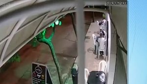 Clientes assaltados pelo casal estavam sentados do lado de fora da sorveteria. / Foto: Imagem: Reprodução/TV Atalaia