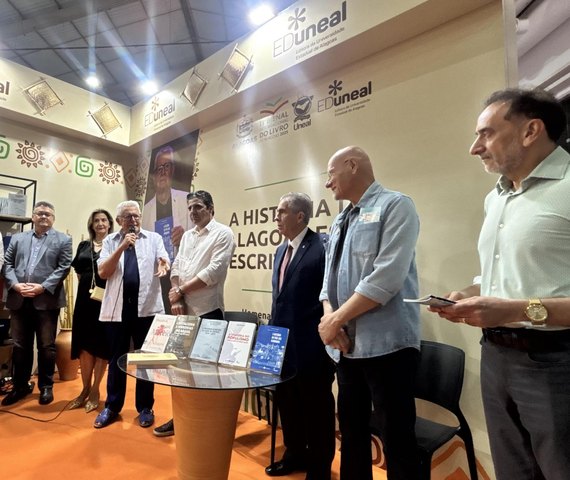 Homenagem a Douglas Apratto marca abertura da Bienal do Livro 2025 no estande da Eduneal