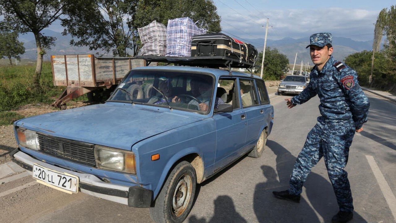 Primeiros refugiados de Nagorno Karabakh começam a chegar à Armênia após cessar-fogo