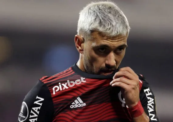 Jornalista incita violência contra Arraescaeta