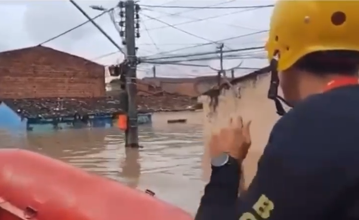 Botes estão sendo utilizados para resgatar pessoas desalojadas Botes estão sendo utilizados para resgatar pessoas desalojadas