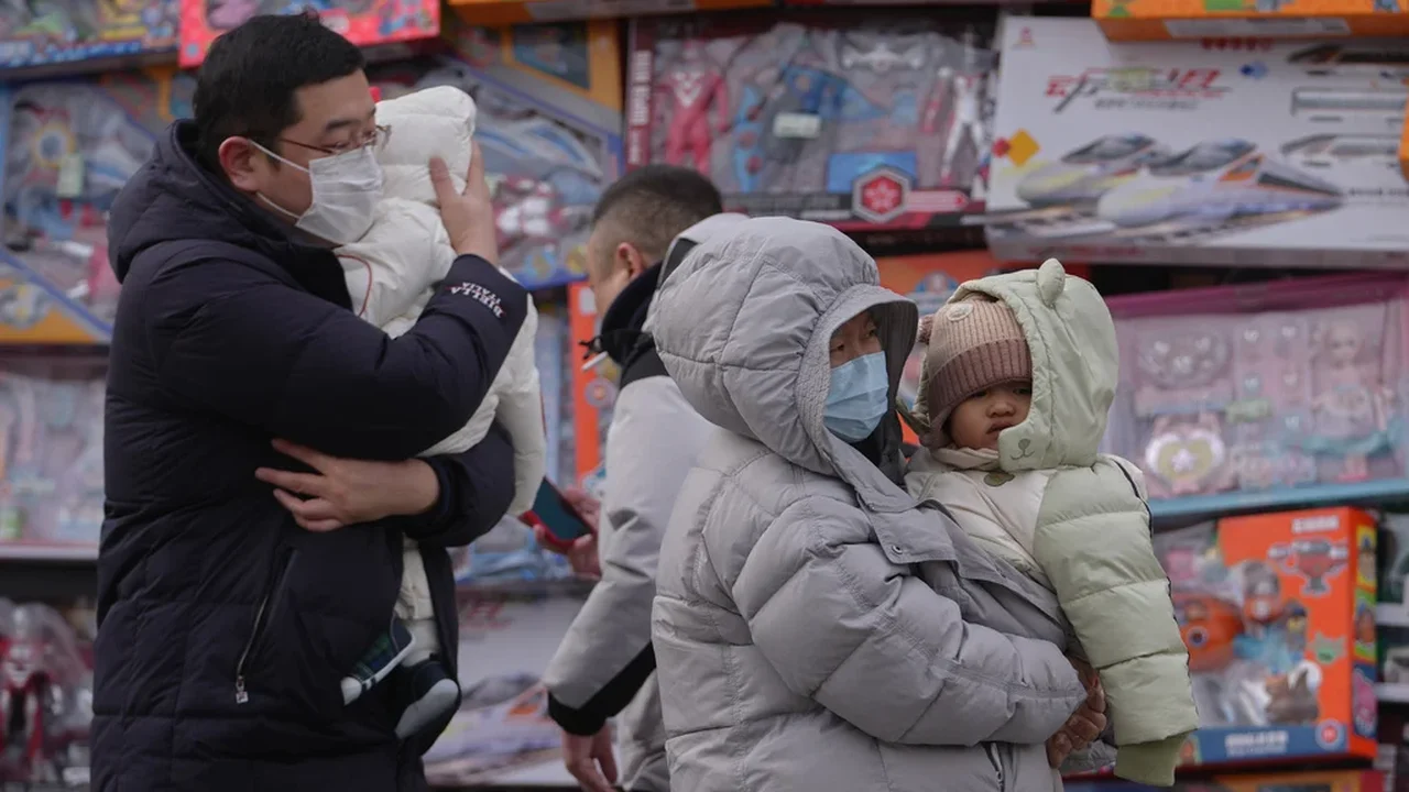 População da China volta a diminuir, com a taxa de natalidade a atingir o nível mais baixo desde a revolução comunista de 1949