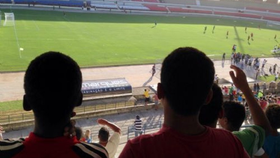 Em atividade de lazer, jovens do Acolher conhecem Estádio Rei Pelé
