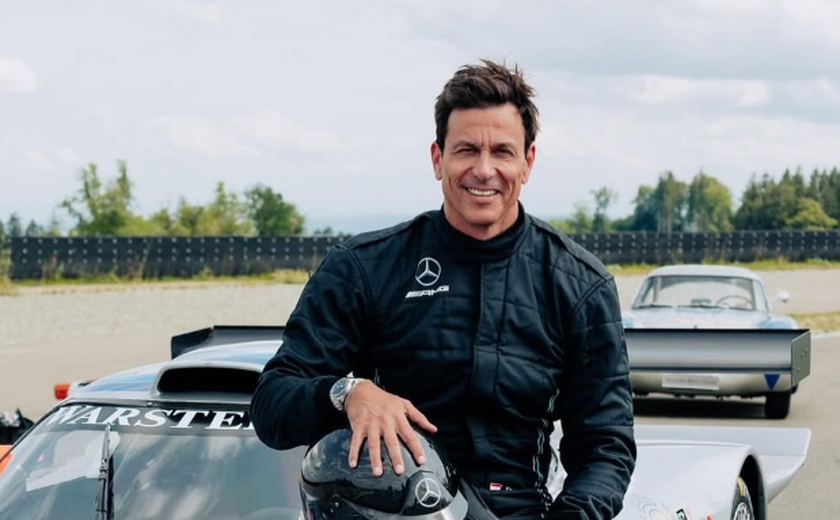 Toto Wolff admite choque ao ver Hamilton de Ferrari, mas elogia visual icônico do heptacampeão