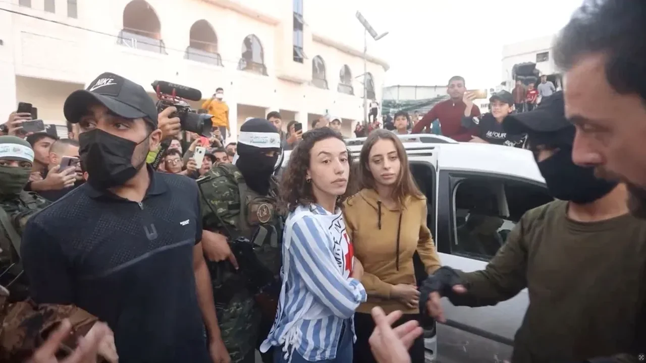Famílias de reféns divulgam imagens de mulheres sequestradas pelo Hamas para pressionar governo Netanyahu; veja vídeo
