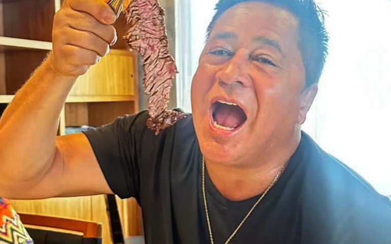 Reações de Leonardo no aniversário grandioso da neta Maria Flor viralizam: teve até cerveja pra Minnie