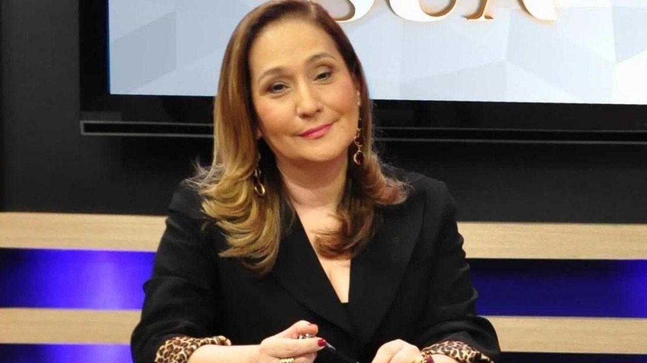 Sonia Abrão recebe alta de hospital após internação por pneumonia