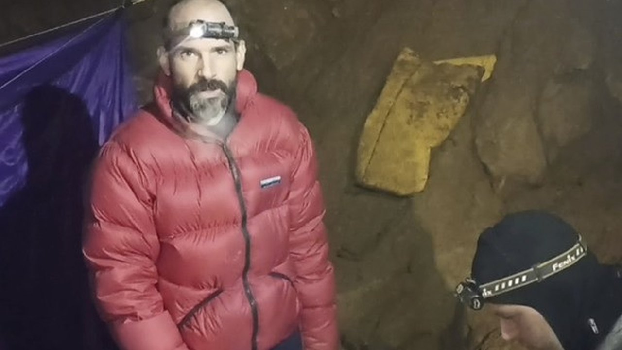 Socorristas tentam tirar norte-americano preso há quase 1 semana em caverna na Turquia