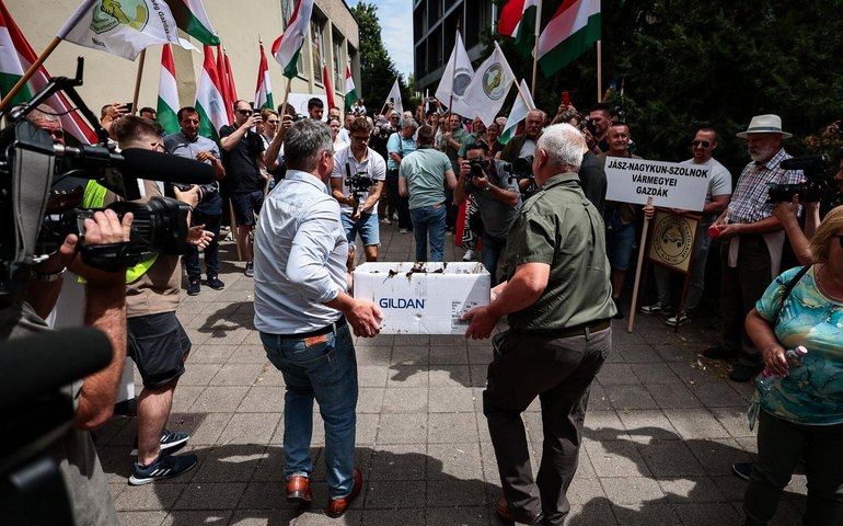Agricultores jogam esterco no prédio da Comissão Europeia, em protesto contra ajuda à Ucrânia
