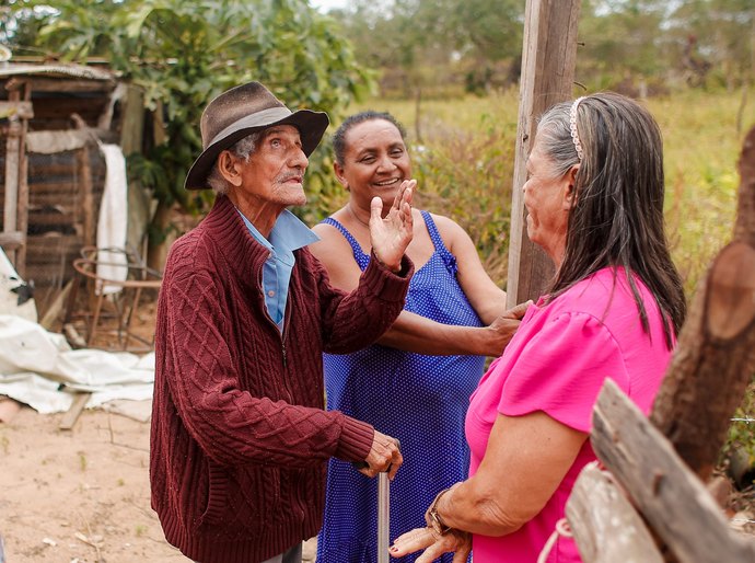 Água que transforma: Tia Júlia acompanha perfuração de poço na zona rural de Palmeira e chegada de água emociona moradores