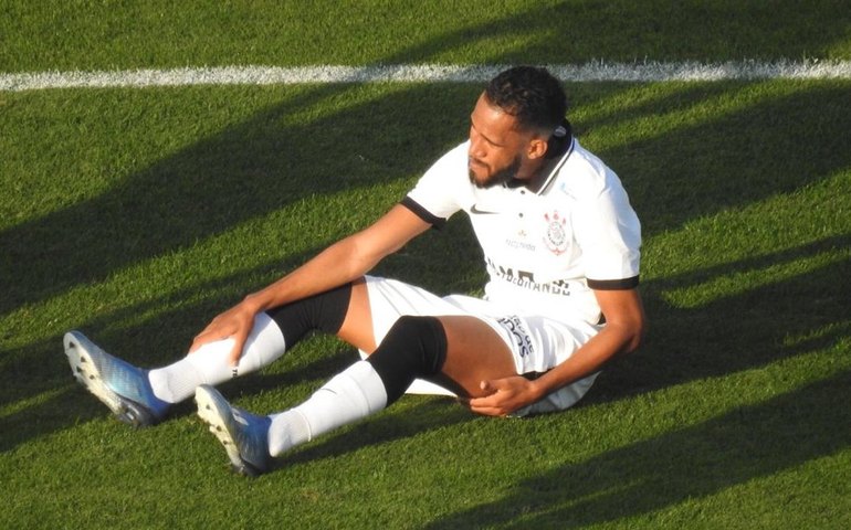 Com dores musculares, Everaldo desfalca Corinthians contra o Bragantino