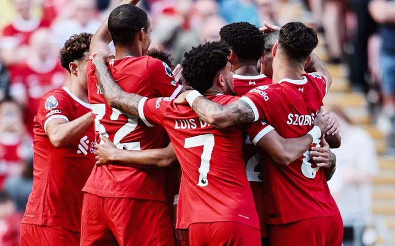 Técnico do Liverpool admite risco de demissão após sequência de derrotas