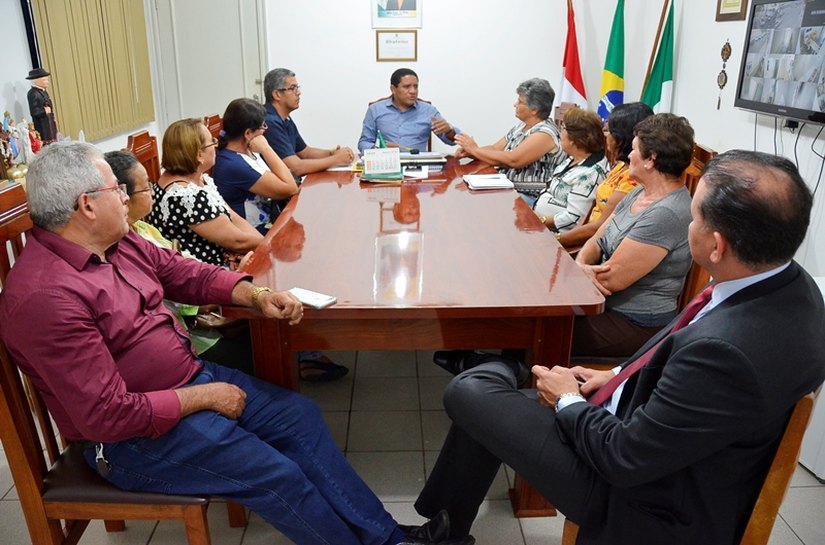 Prefeito Júlio Cezar se reúne com comissão de Sindicato dos Aposentados de Palmeira
