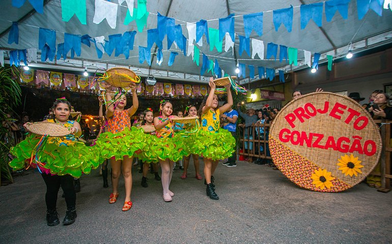 São João: parceria com Escola Municipal incentiva participação de crianças do Baixão em danças típicas