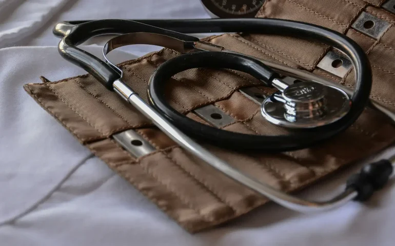 Atestado médico impresso continuará válido em 2026, afirma CFM