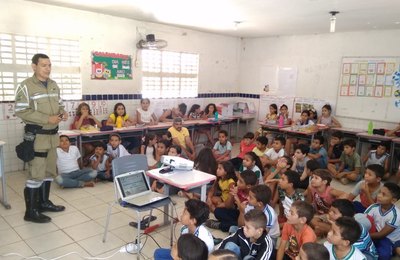 Agentes da SMTT levam educação no trânsito a escolas em Arapiraca