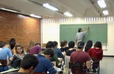 Professores no Brasil ganham menos que outros profissionais com a mesma formação