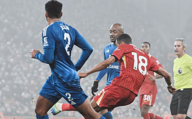 Liverpool vence Leicester de virada e amplia vantagem na liderança do Campeonato Inglês