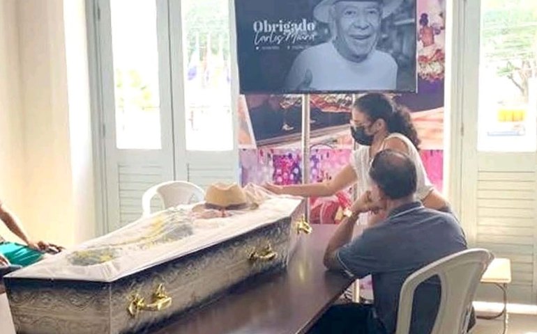 Após velório em Maceió, corpo do cantor alagoano Carlos Moura foi cremado