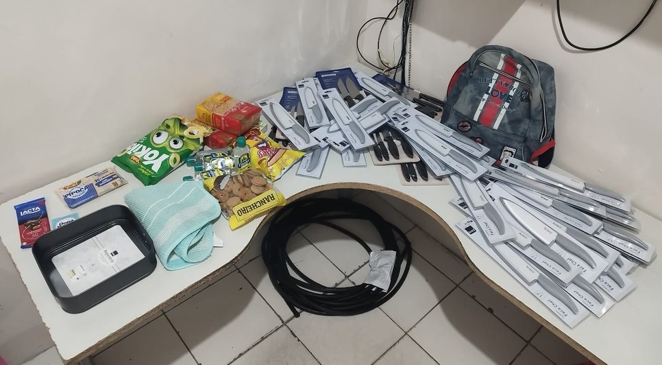 Homem é flagrado furtando mais de trinta facas e outros itens de supermercado em Aracaju