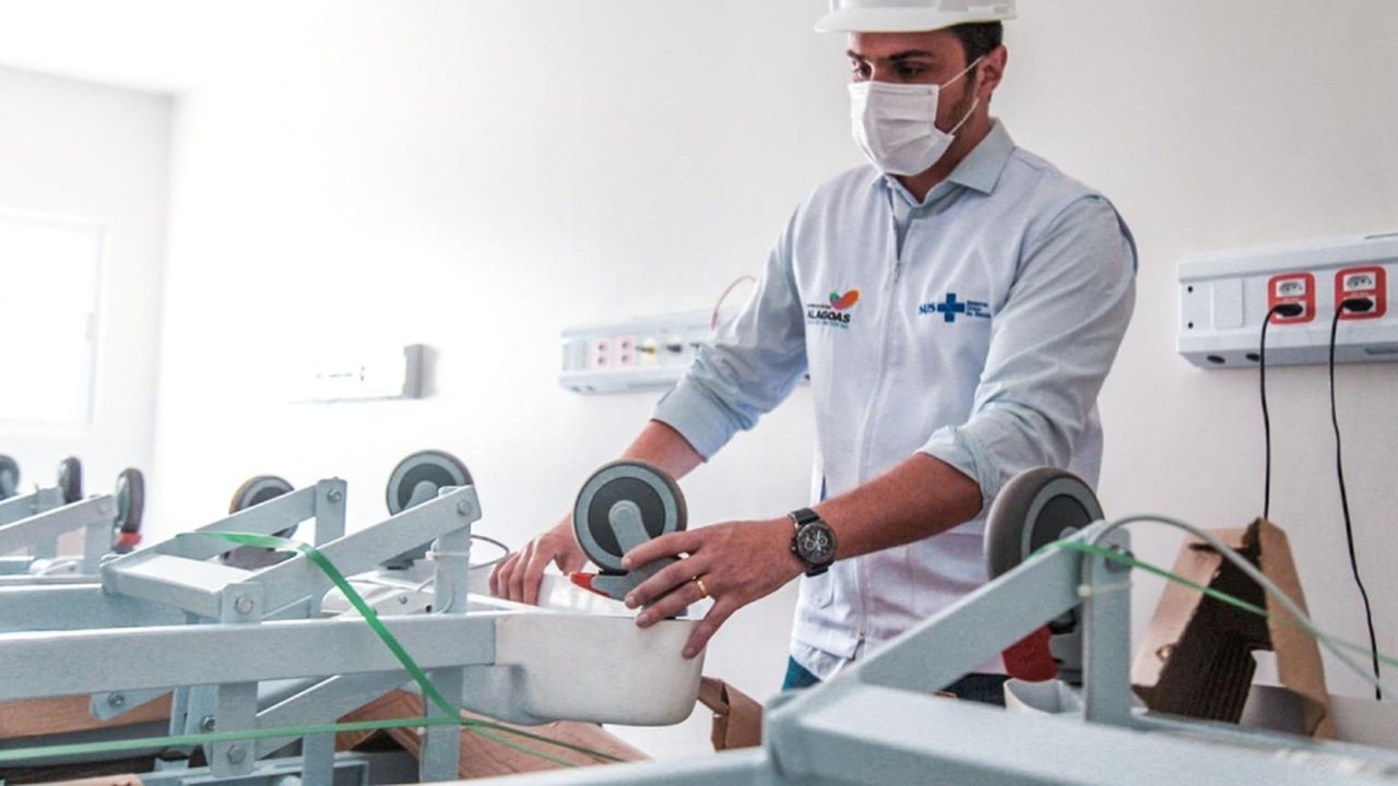 Secretário inspeciona obras e entrega mais equipamentos para o Hospital do Alto Sertão