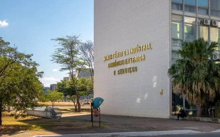 MDIC projeta superávit comercial de US$ 60 bi a US$ 80 bi em 2025