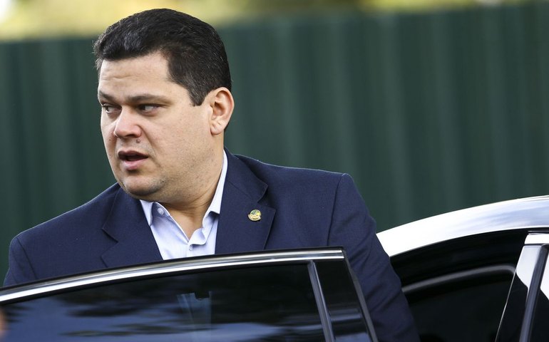 Opositores acusam Alcolumbre de interferir na eleição do irmão, Josiel, em Macapá