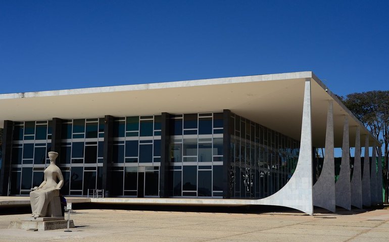 Fux determina que governo proíba uso de benefícios sociais em bets