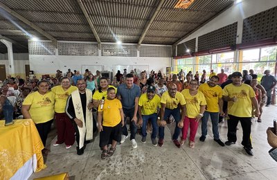 Rui Palmeira participa da entrega de uma tonelada de peixe e arroz a famílias em Fernão Velho