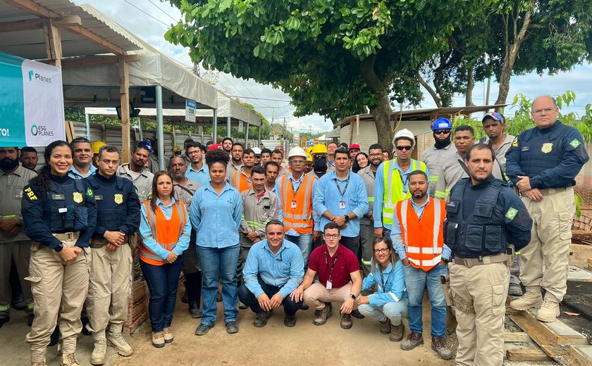 PRF ministra o Diálogo Diário de Segurança (DDS) em uma obra, em Maceió