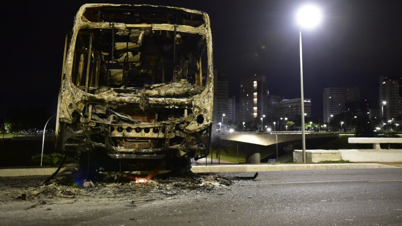 Vândalos incendiaram 8 veículos e apedrejaram uma caminhonete dos Bombeiros