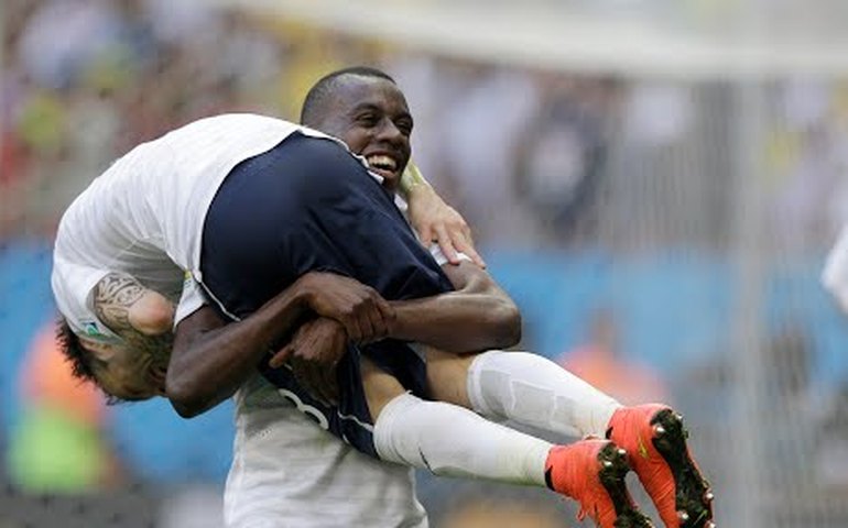 França leva sufoco da Nigéria, mas melhora e vence com dois gols no fim