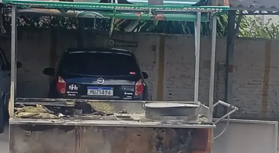 Caminhonete que estava próxima ao carrinho chegou a ser atingida, mas ninguém ficou feriado. Foto: Flavio Nunes/Reprodução.