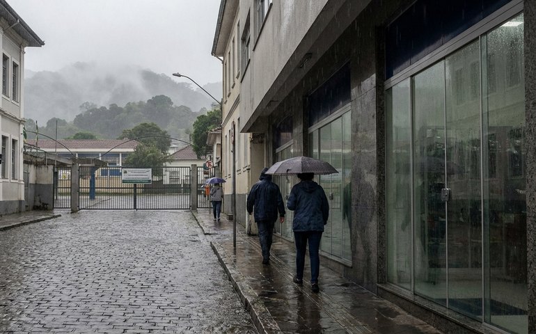 Temporal: Petrópolis suspende aulas nas escolas do município; Angra está em alerta