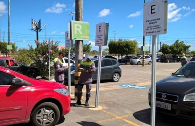 SMTT autua 47 condutores por estacionar em vagas para idosos e deficientes