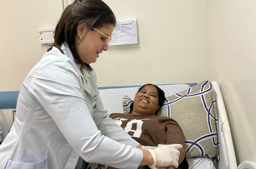 Paciente comemora nova fase após cirurgia urológica no Hospital Metropolitano de Alagoas